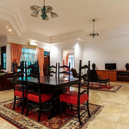 Oyo Living 2843 Raz House Syariah Hotel Медан Екстериор снимка