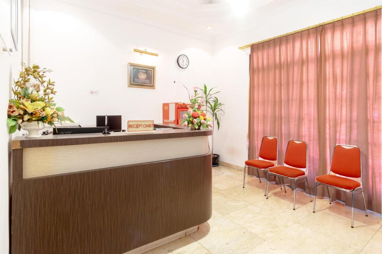 Oyo Living 2843 Raz House Syariah Hotel Медан Екстериор снимка