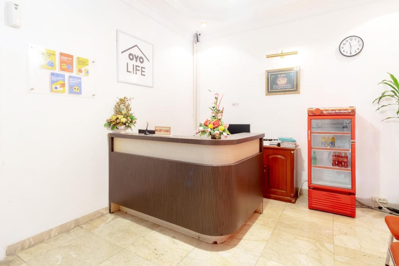 Oyo Living 2843 Raz House Syariah Hotel Медан Екстериор снимка