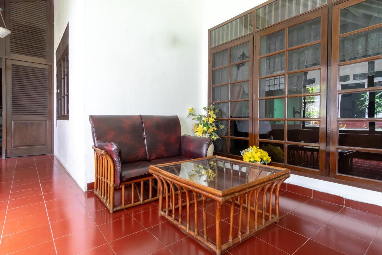 Oyo Living 2843 Raz House Syariah Hotel Медан Екстериор снимка