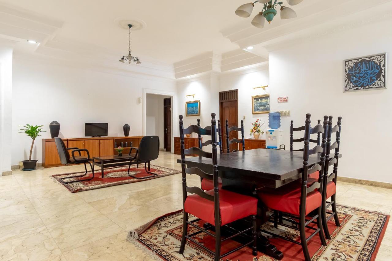 Oyo Living 2843 Raz House Syariah Hotel Медан Екстериор снимка