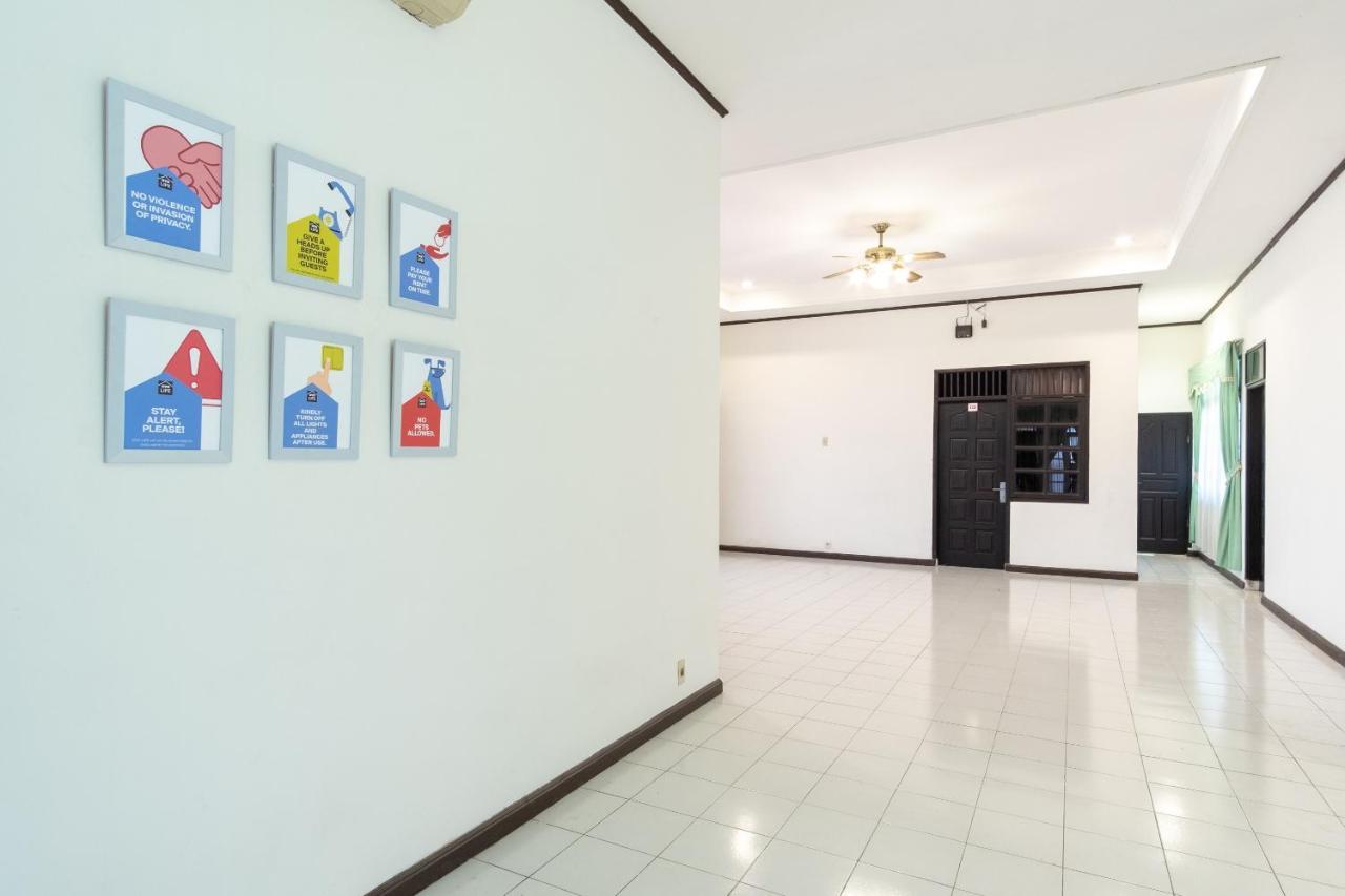 Oyo Living 2843 Raz House Syariah Hotel Медан Екстериор снимка