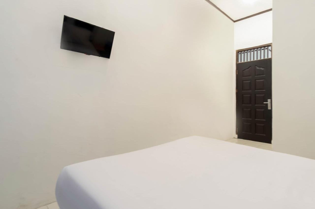 Oyo Living 2843 Raz House Syariah Hotel Медан Екстериор снимка
