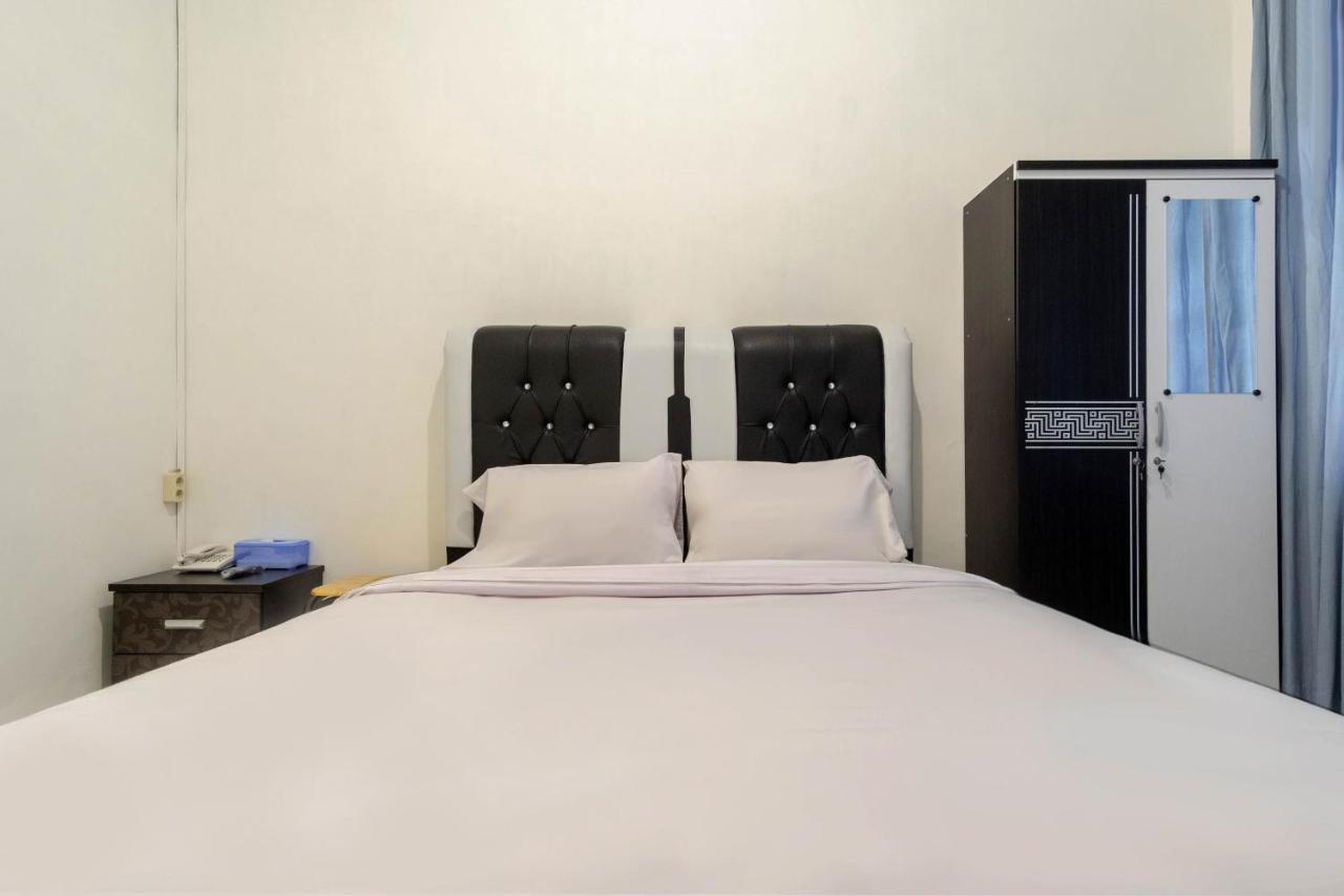 Oyo Living 2843 Raz House Syariah Hotel Медан Екстериор снимка