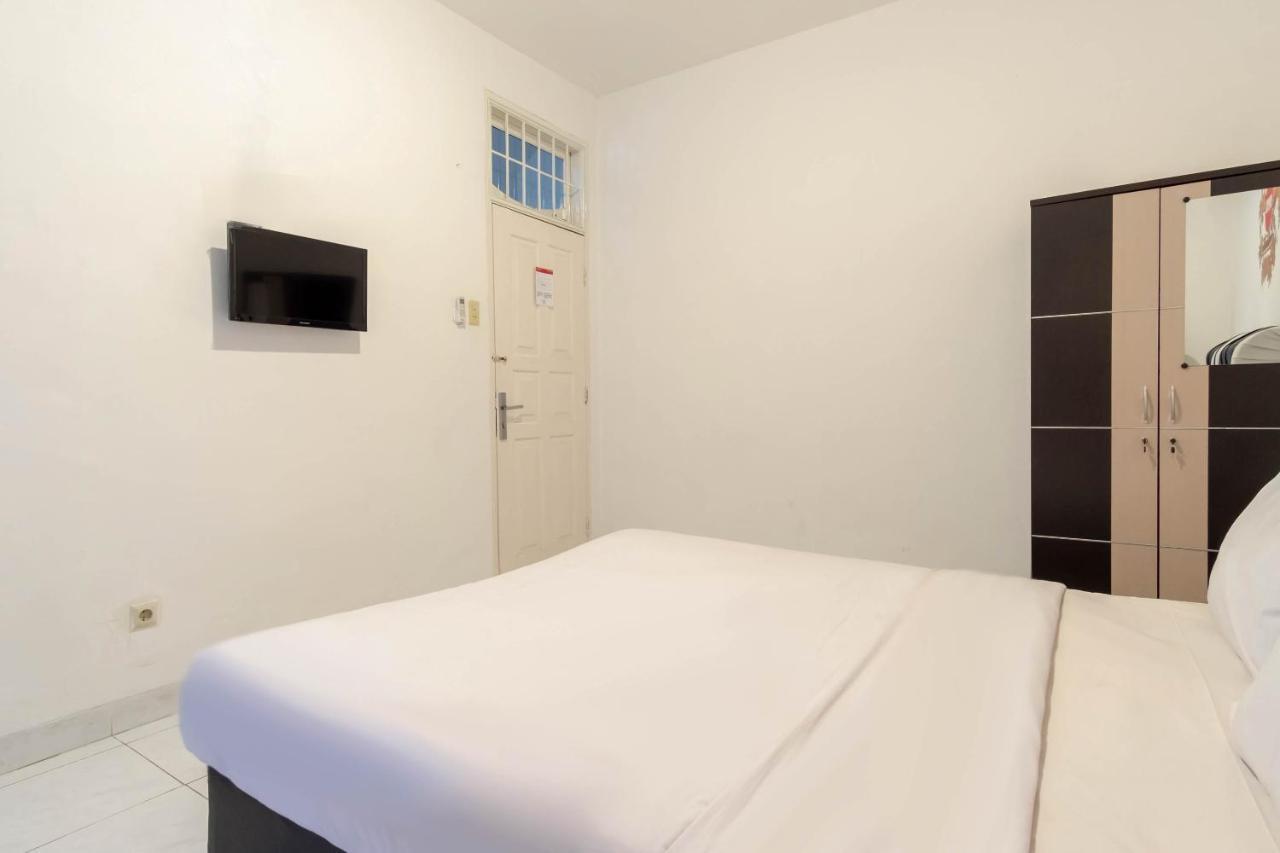 Oyo Living 2843 Raz House Syariah Hotel Медан Екстериор снимка
