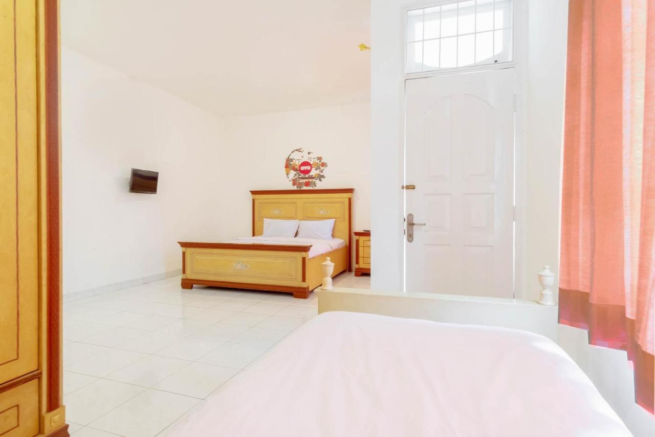 Oyo Living 2843 Raz House Syariah Hotel Медан Екстериор снимка