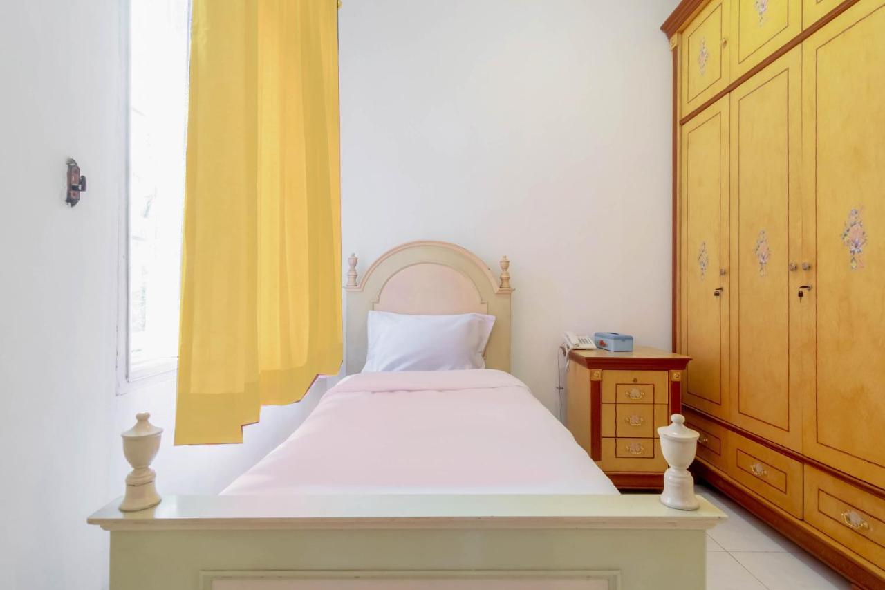 Oyo Living 2843 Raz House Syariah Hotel Медан Екстериор снимка