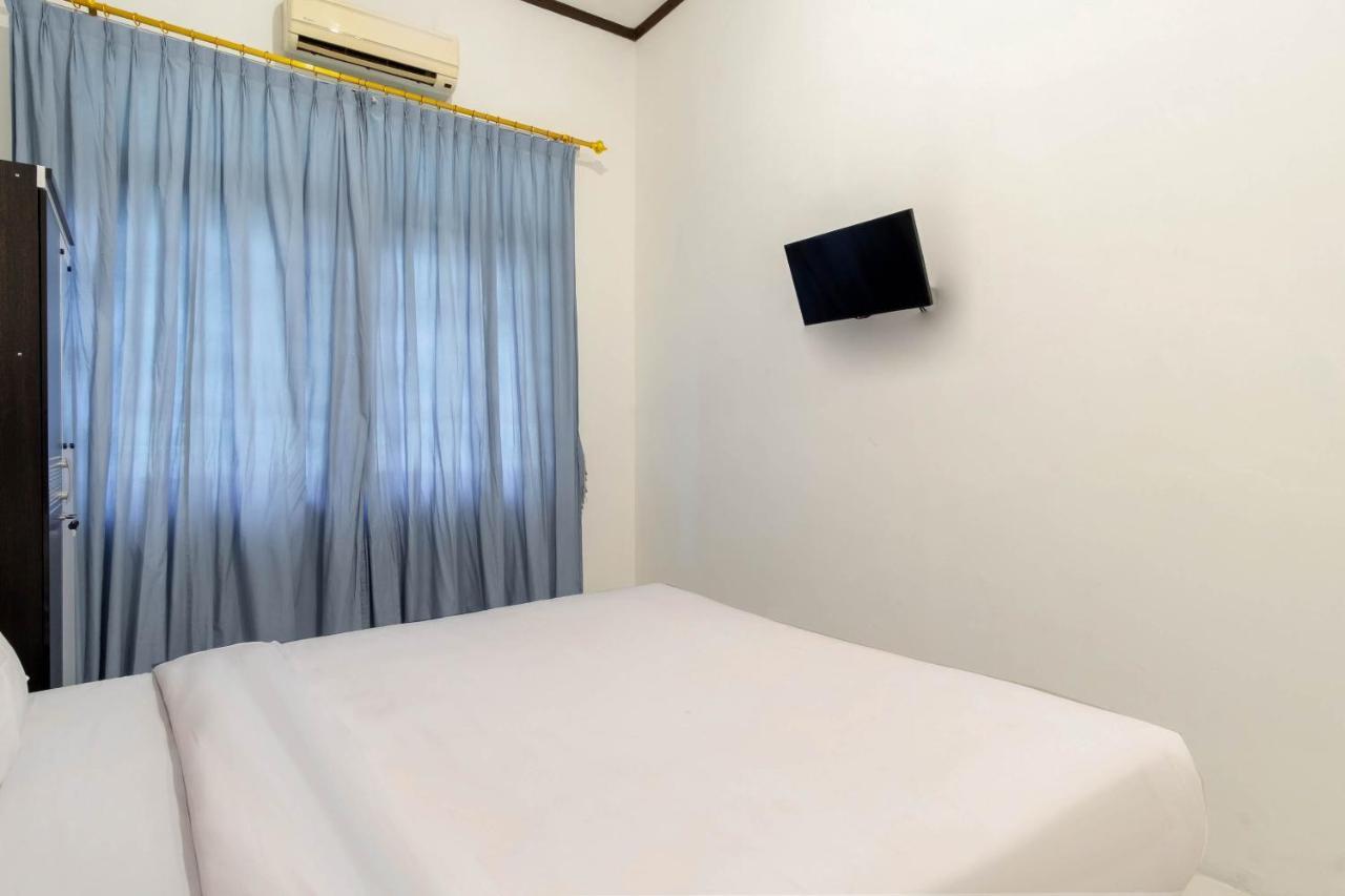 Oyo Living 2843 Raz House Syariah Hotel Медан Екстериор снимка
