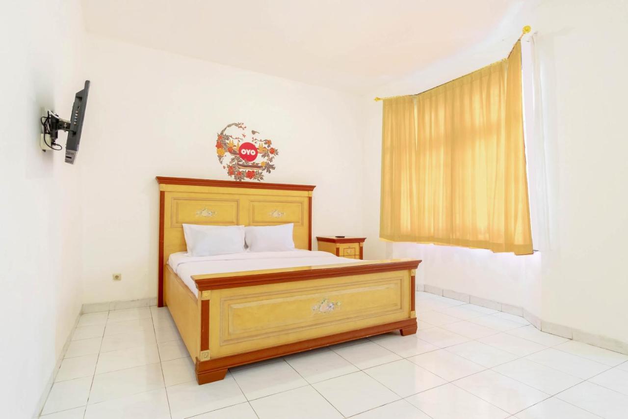 Oyo Living 2843 Raz House Syariah Hotel Медан Екстериор снимка