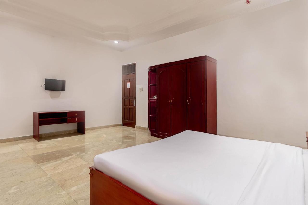 Oyo Living 2843 Raz House Syariah Hotel Медан Екстериор снимка