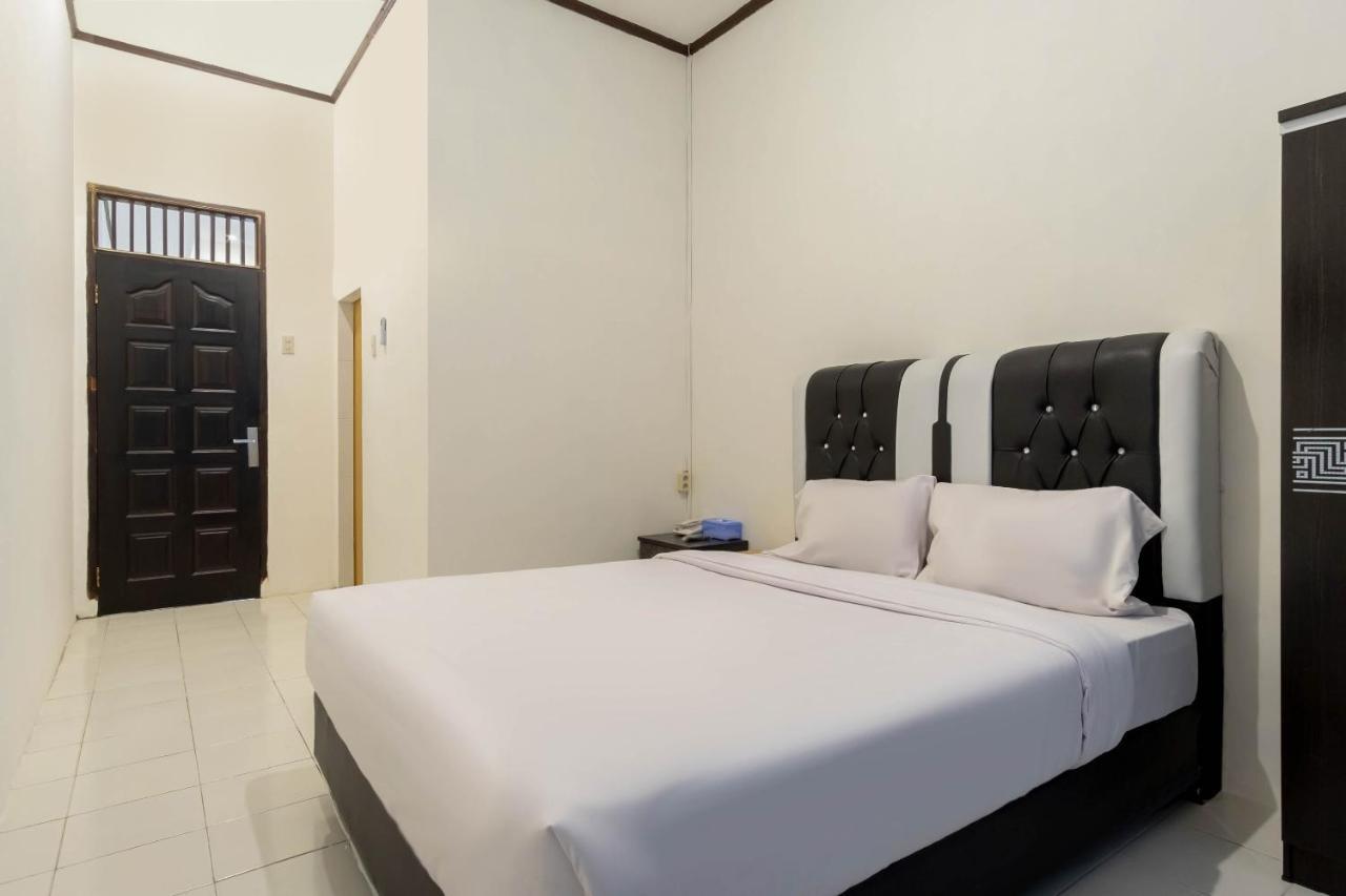 Oyo Living 2843 Raz House Syariah Hotel Медан Екстериор снимка