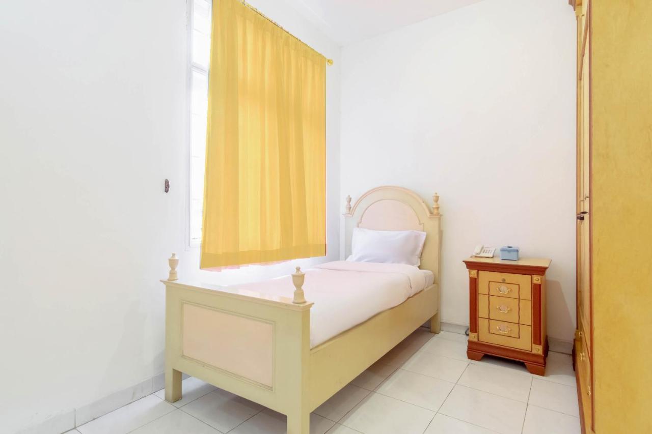 Oyo Living 2843 Raz House Syariah Hotel Медан Екстериор снимка