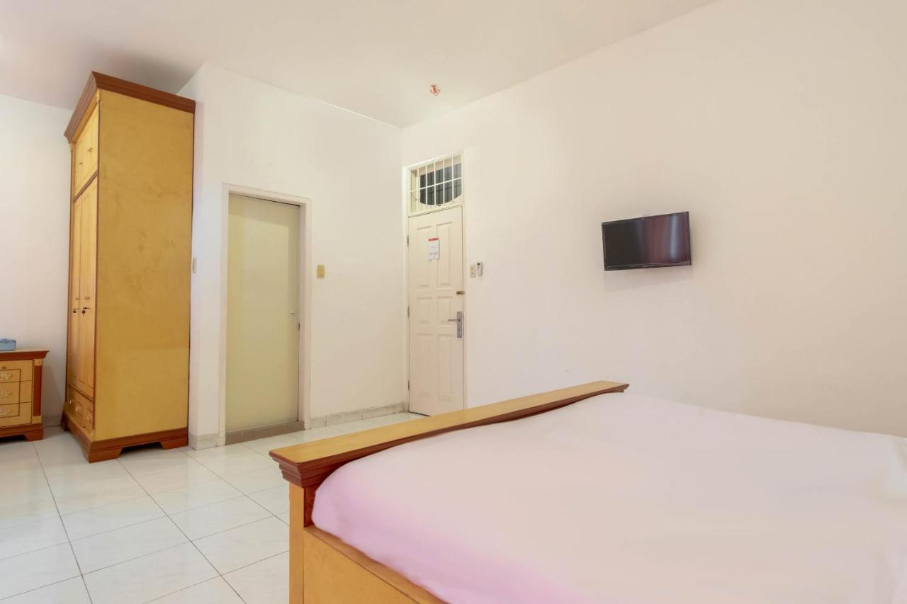 Oyo Living 2843 Raz House Syariah Hotel Медан Екстериор снимка