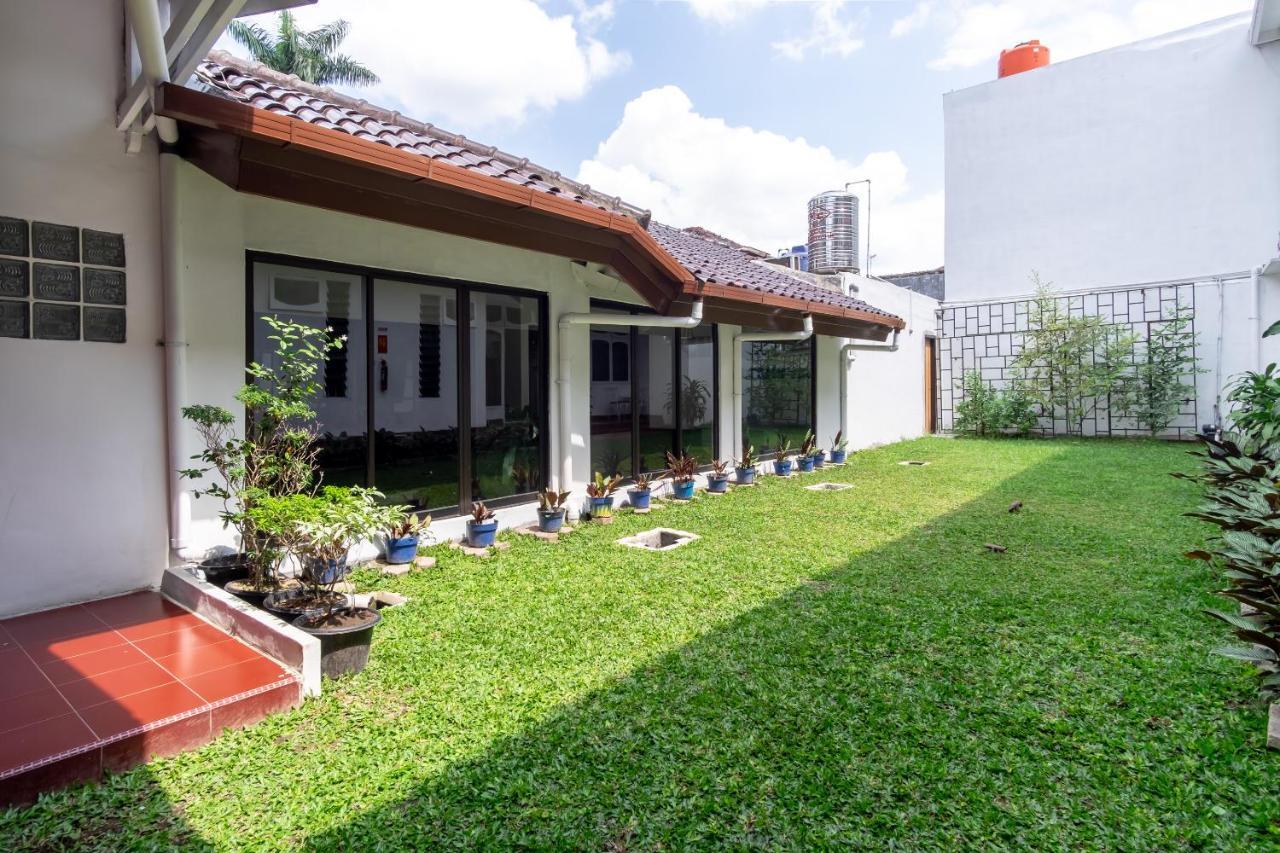 Oyo Living 2843 Raz House Syariah Hotel Медан Екстериор снимка