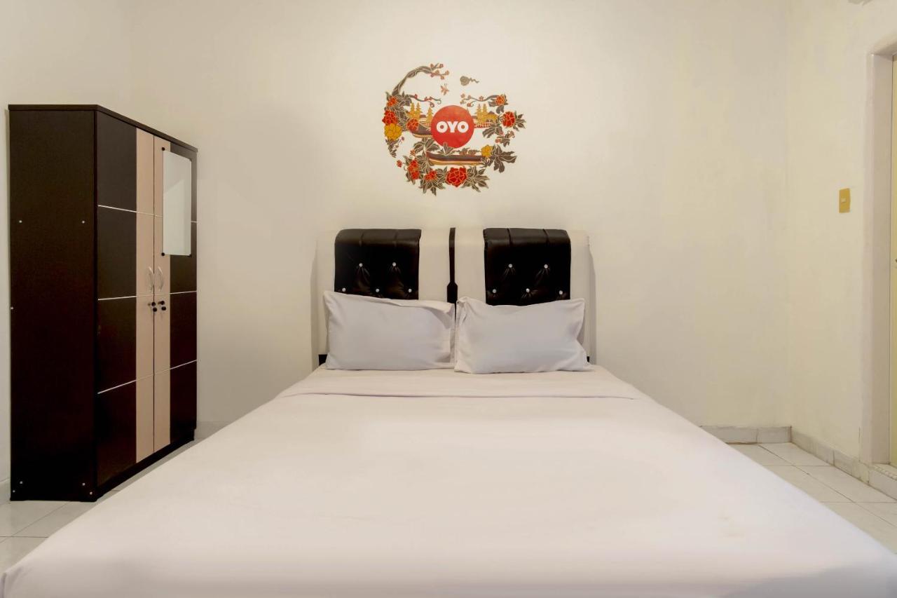 Oyo Living 2843 Raz House Syariah Hotel Медан Екстериор снимка