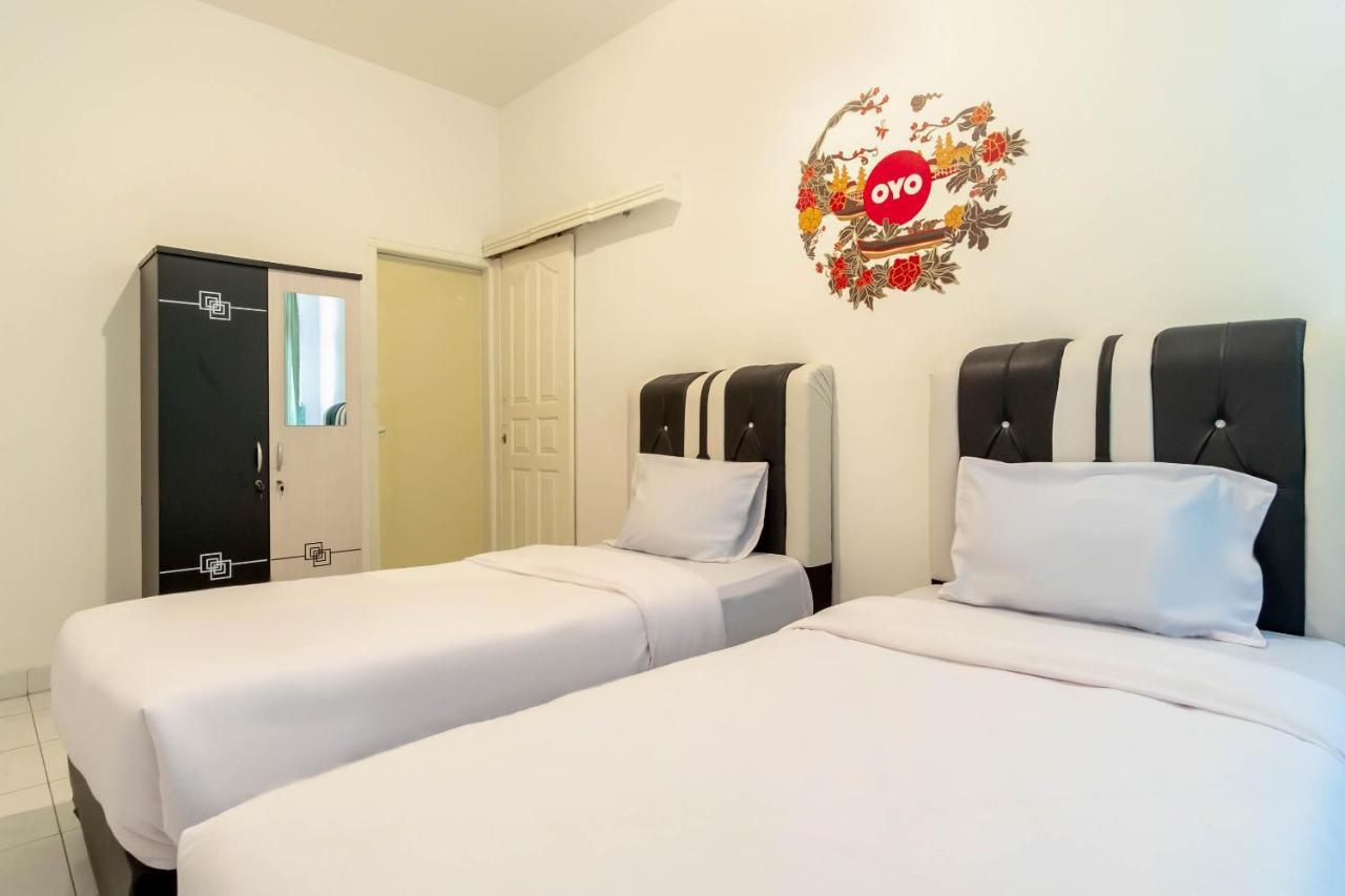 Oyo Living 2843 Raz House Syariah Hotel Медан Екстериор снимка
