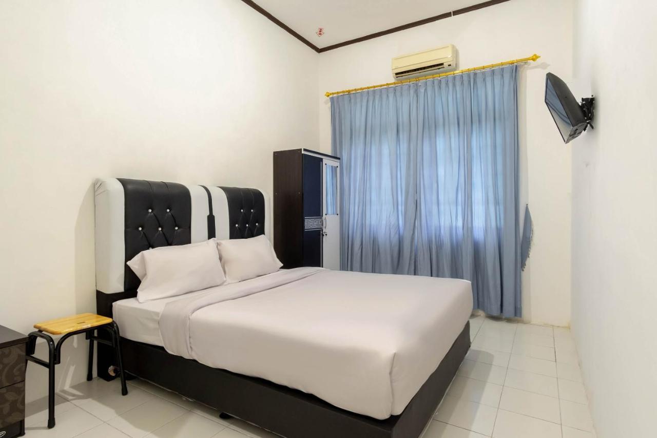 Oyo Living 2843 Raz House Syariah Hotel Медан Екстериор снимка
