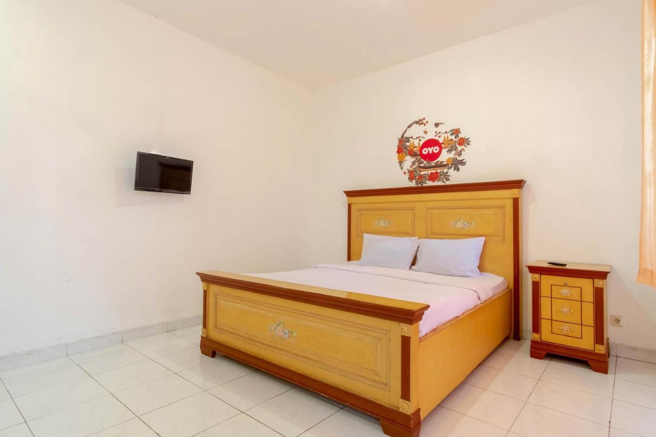 Oyo Living 2843 Raz House Syariah Hotel Медан Екстериор снимка
