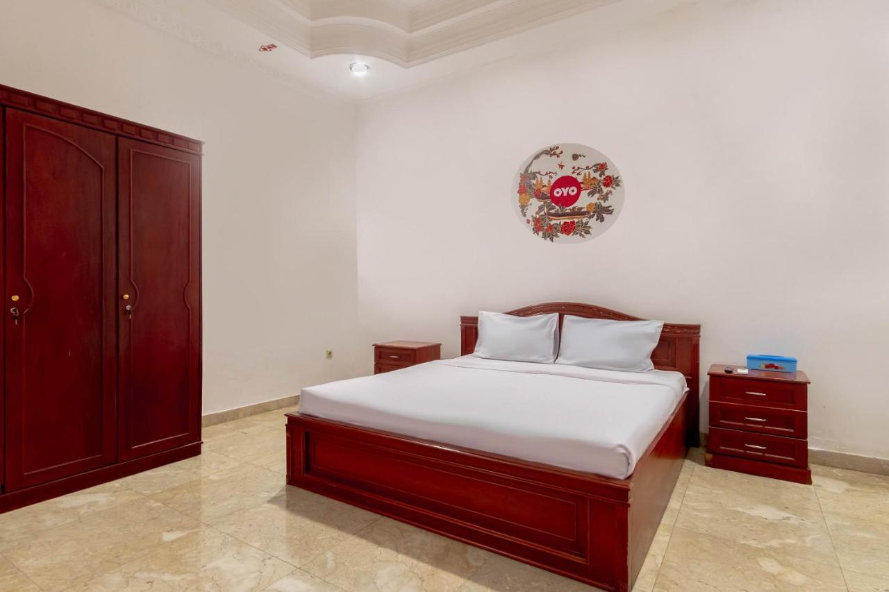 Oyo Living 2843 Raz House Syariah Hotel Медан Екстериор снимка