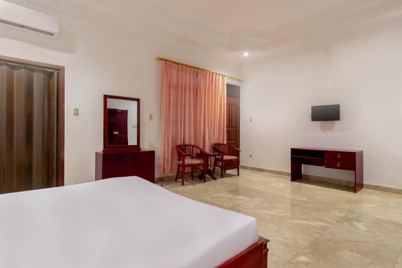 Oyo Living 2843 Raz House Syariah Hotel Медан Екстериор снимка
