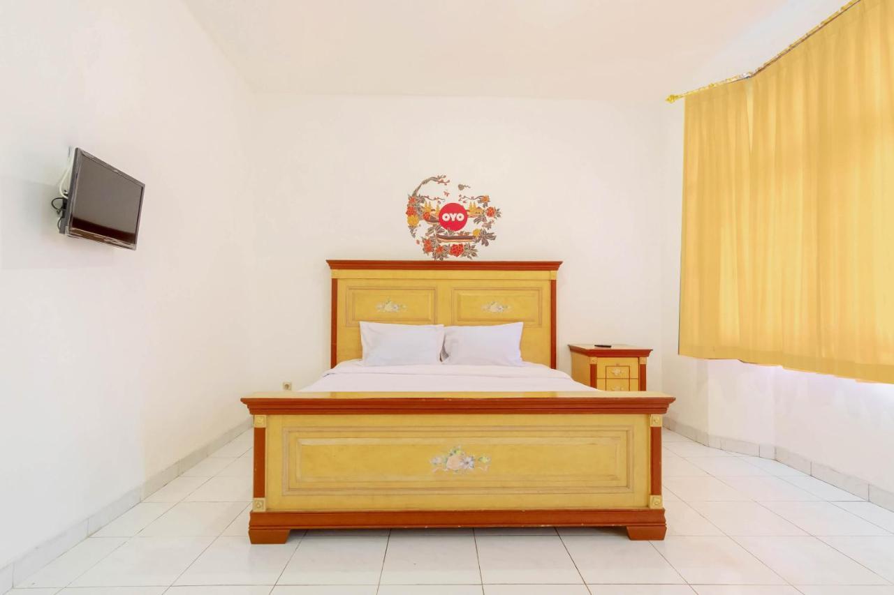 Oyo Living 2843 Raz House Syariah Hotel Медан Екстериор снимка