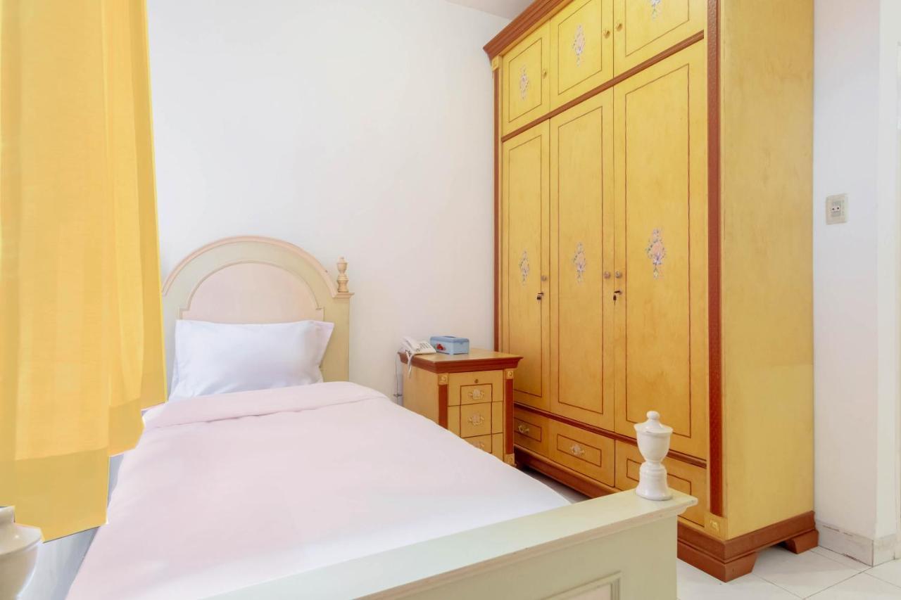 Oyo Living 2843 Raz House Syariah Hotel Медан Екстериор снимка