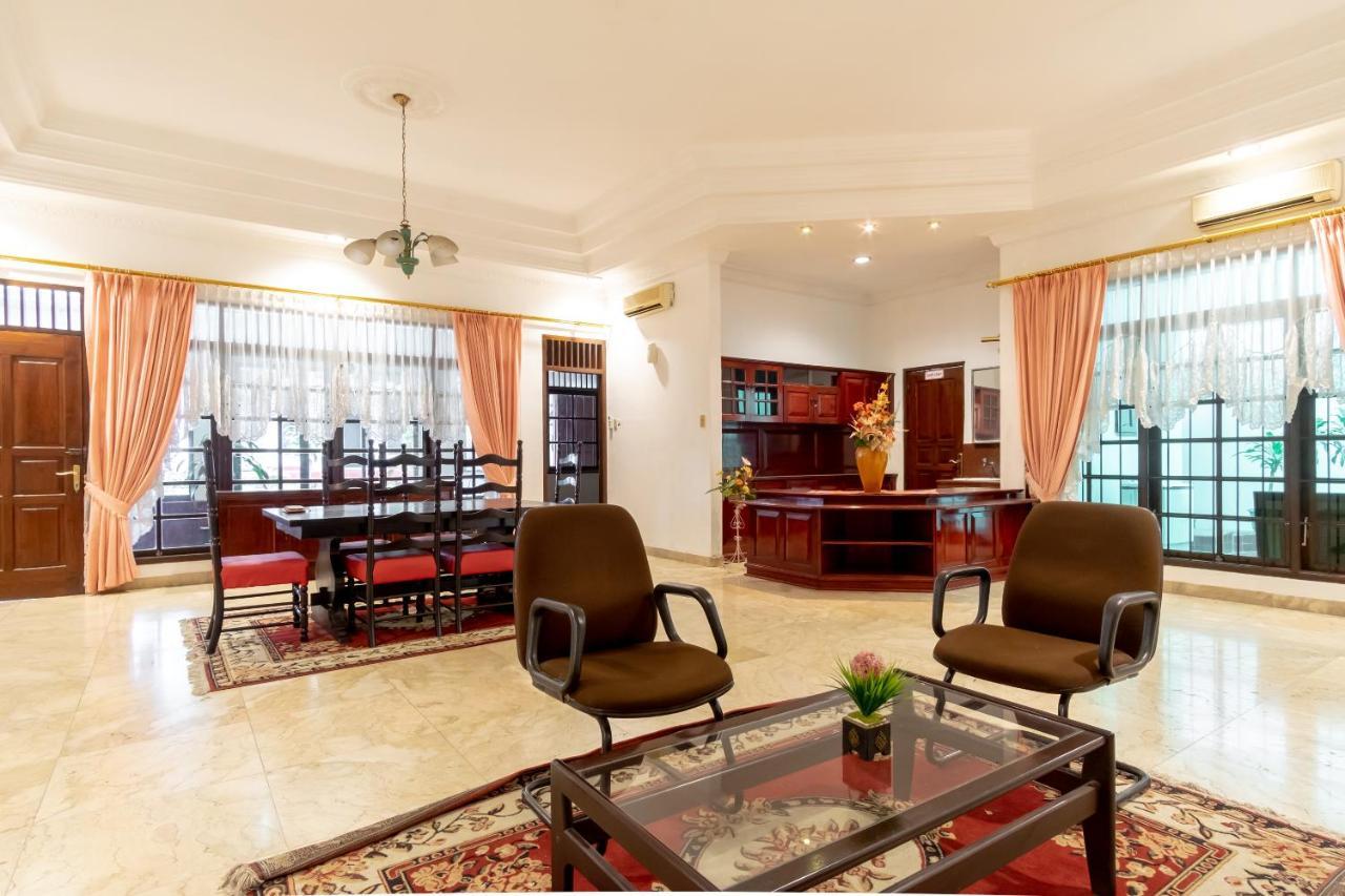 Oyo Living 2843 Raz House Syariah Hotel Медан Екстериор снимка