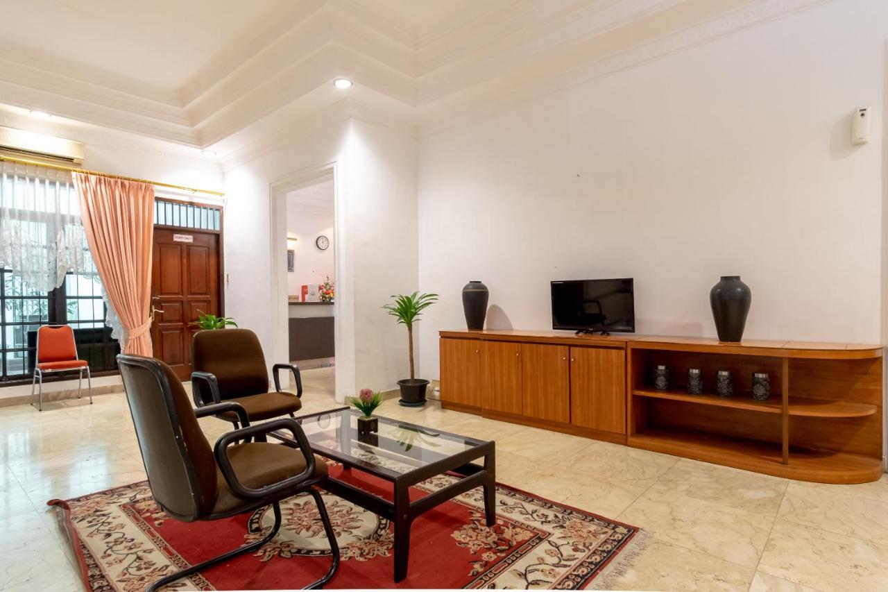 Oyo Living 2843 Raz House Syariah Hotel Медан Екстериор снимка